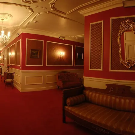 ホテル Na Bloniach 3*